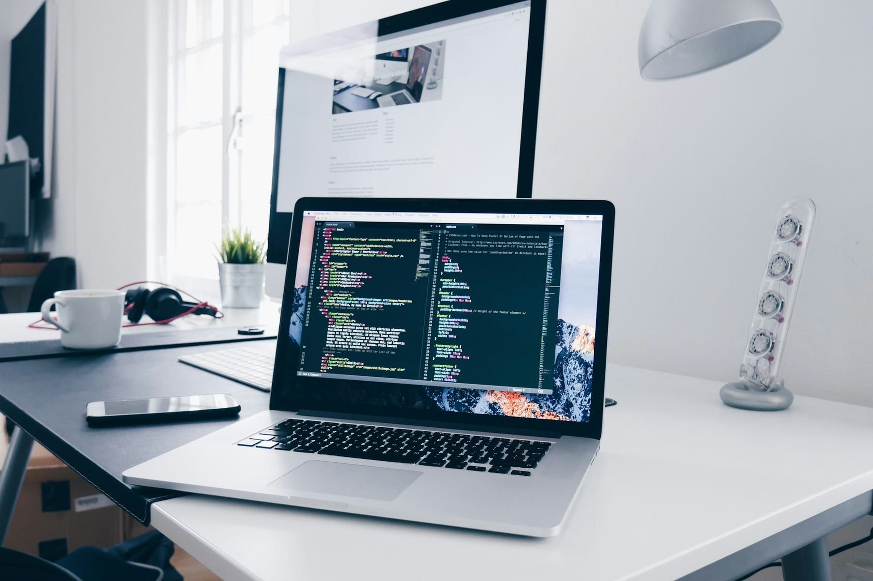 Arbeitsplatz mit Laptop und Code